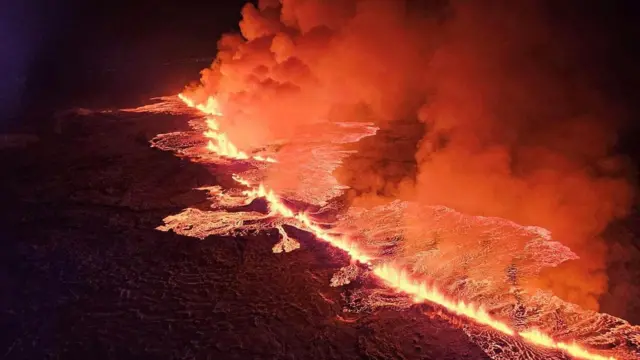 Um vulcão expele lava e fumaça enquanto entraquanto tempo demora um saque da novibeterupçãoquanto tempo demora um saque da novibetGrindavik, Islândia