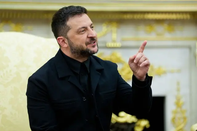 Zelensky vistió un traje negro este lunes.