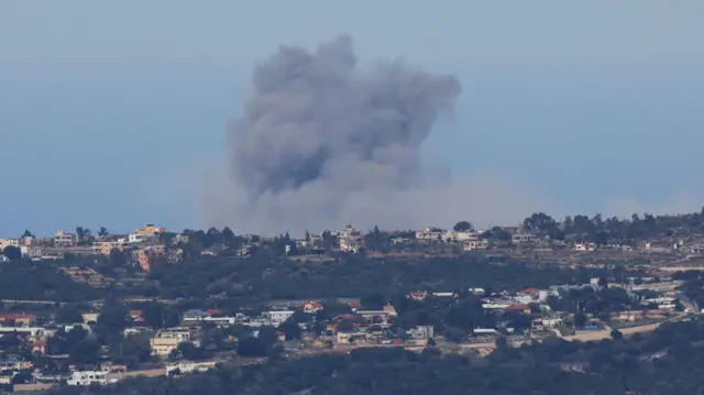 أعمدة الدخان تتصاعد من الجانب الللبناني من الحدود مع إسرائيل إثر قصف إسرائيلي