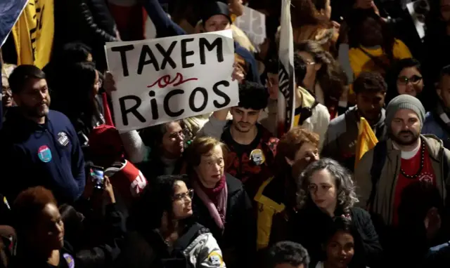Manifestação na Avenida Paulista, em São Paulo, pedindo pela taxação dos super-ricos, o fim da escala 6x1 e condenando o tarifaço dos EUA sobre o Brasil. Em 10 de julho de 2025