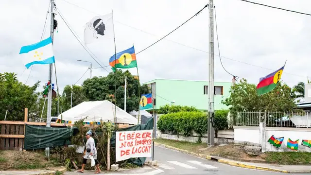 Noumea'da gözaltına alınan bağımsızlıkçıları desteklemek için "CCAT liderlerimizi serbest bırakın" yazılı bir pankart