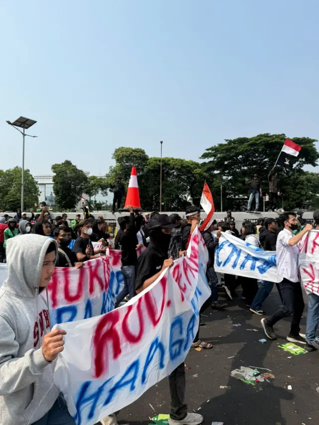 Aksi unjuk rasa yang diawali oleh Aliansi Masyarakat Pati Bersatu (AMPB) di depan Gedung DPR/MPR, Jakarta, Kamis (27/08).