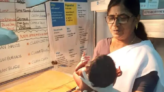 كاتيجا تحمل طفلاً حديث الولادة