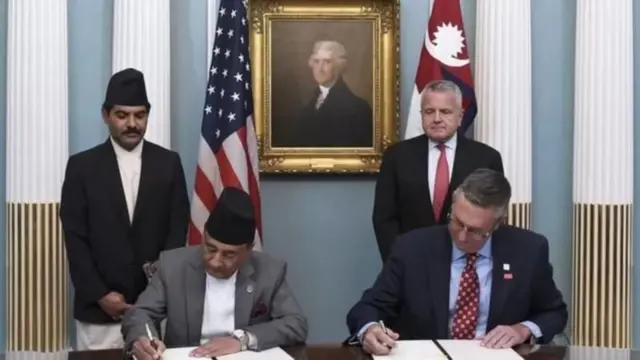 मिलेनिअम च्यालेन्ज कम्प्याक्टमा हस्ताक्षर गर्दै नेपाल र अमेरिकाका प्रतिनिधिहरू