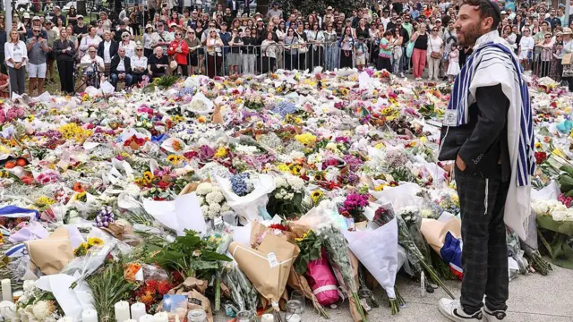 در دو روز گذشته، مردم در محوطه پاویون بوندی گرد هم آمده‌اند و با گذاشتن شمع، گل و پرچم به قربانیان حمله مرگبار بوندی ادای احترام کرده‌اند. 