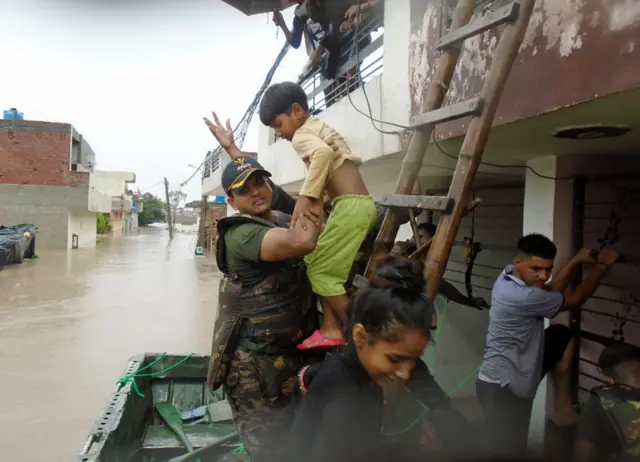 હિમાચલ પ્રદેશમાં જનજીવન ખોરવાયું