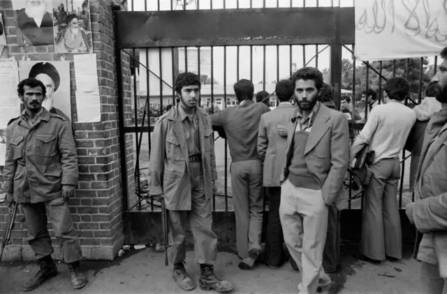 Militari iyo ardayyo ilaalinaya albaabka safaaradda Maraykanka ee Tehran, 6-dii Noofambar, 1979.