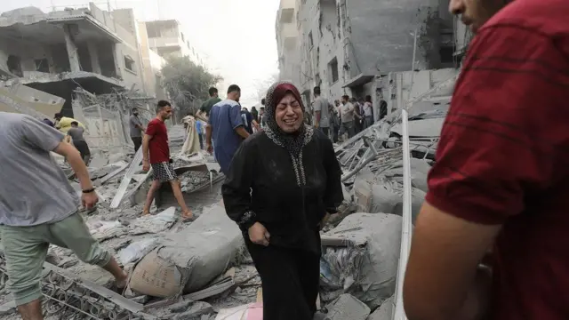 Uyu mugore w'umunya-Palestina ariko yiririra inyuma y'ibitero vy'indege vyasenyaguye amazu mu buraruko bwa Gaza