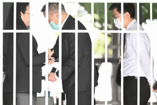 นพ.พงศ์ภัค อารียาภินันท์ (ซ้าย) และ นพ.วัฒน์ชัย มิ่งบรรเจิดสุข เซ็นชื่อก่อนขึ้นเป็นพยานของศาล