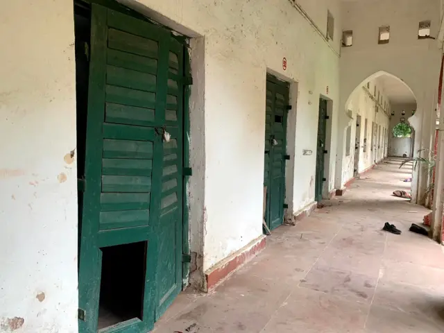 हॉस्टल के बदहाल कमरे