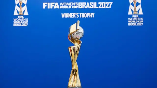 Le trophée de la Coupe du monde féminine