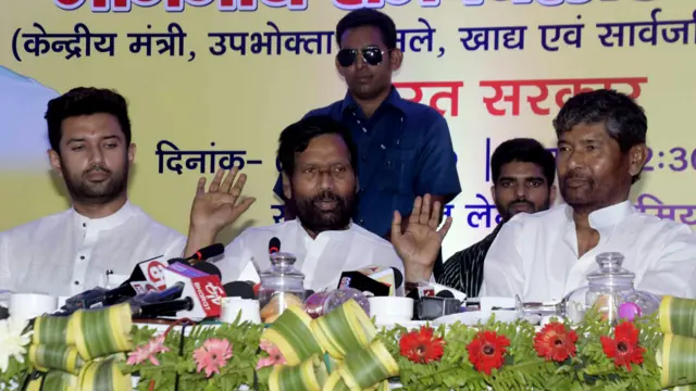 राम विलास पासवान की राजनीतिक विरासत को लेकर पशुपति पारस और चिराग पासवान दोनों का दावा रहा है. फ़ाइल फ़ोटो