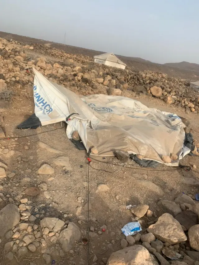 በጂቡቲ ሆልሆል የስደተኞች መጠለያ በነፋስ ወድሞ ስደተኞች ጠግነው የሚኖበት ዳስ