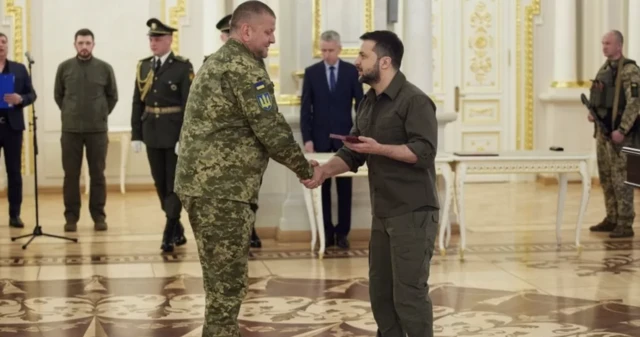 Zelenskiy Başkanlık Sarayı'nda General Zalujni'yi ödüllendiriyor