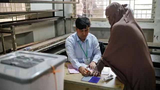 কেন্দ্রে ভোট দিচ্ছেন একজন নারী ভোটার