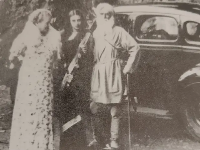 अमृता शेरगिल आपल्या आईवडिलांसोबत