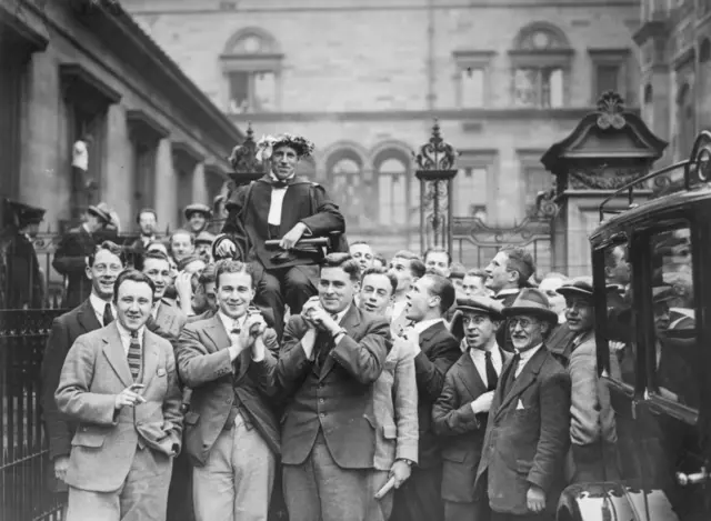 O atleta escocês Eric Liddell desfila carregado por colegas estudantes pela Universidade de Edimburgo após retornar vitorioso dos Jogos Olímpicos de 1924