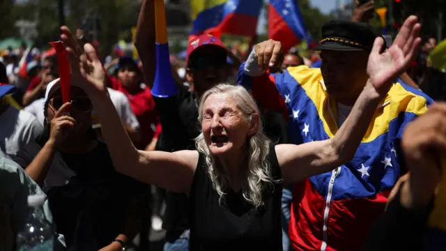 Una mujer extiende los brazos emocionada entre una multitud