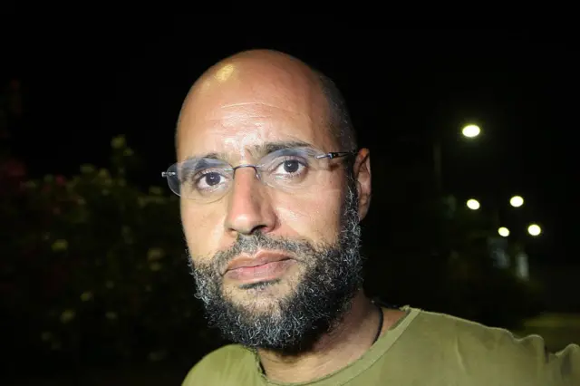 Saif al-Islam portant des lunettes