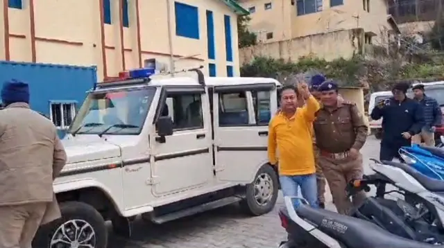 आशुतोष नेगी को गिरफ्तार कर थाने लाती पौड़ी पुलिस.