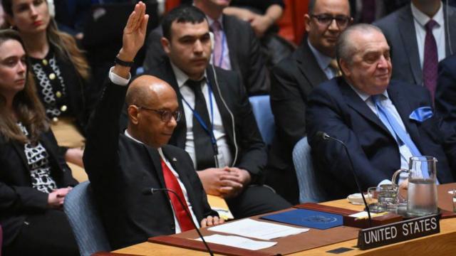 El embajador adjunto de Estados Unidos ante la ONU, Robert Wood, votando en contra de una resolución para permitir la incorporación de un Estado palestino como miembro de la ONU.