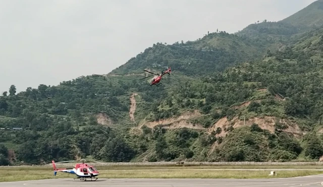 सोलुको लुक्ला, फाप्लु र सुर्केसम्म विदेशी पर्यटकलाई लैजान रामेछापको मन्थली विमानस्थलबाट उडेको हेलिकप्टर