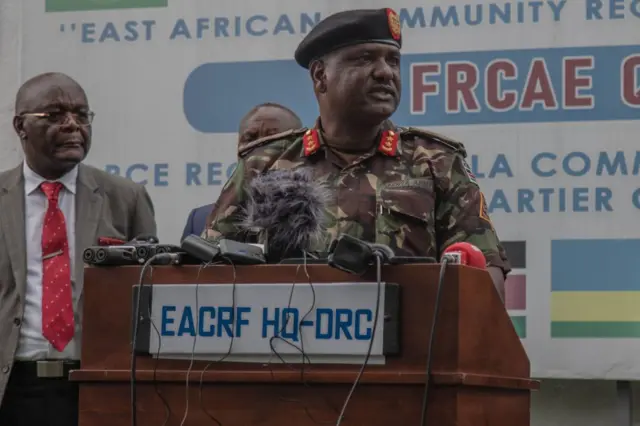 Le général de division Jeff Nyagah s'adresse à la presse