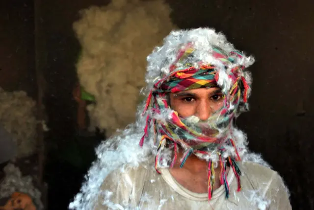 یو هلک چې مخ یې په پنبه یا مالوچو پوښل شوی