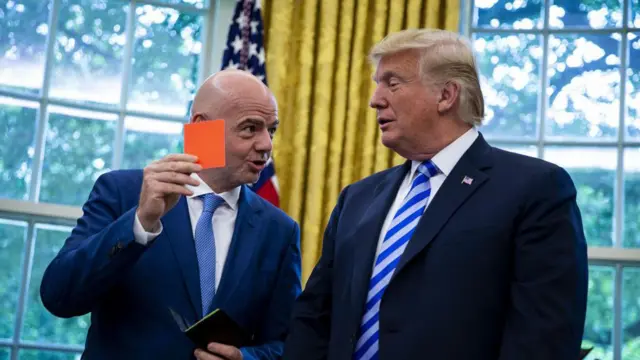 ABD Başkanı Donald Trump, 2026 FIFA Dünya Kupası tanıtımı kapsamında, 28 Ağustos 2018'deBeyaz Saray'da FIFA Başkanı Gianni Infantino'dan kırmızı kart aldı