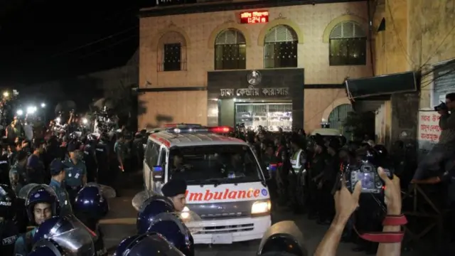 জেলখানার সামনে অ্যাম্বুলেন্স