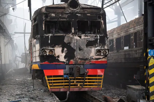 На фото обгорілий локомотив