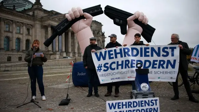 "Уничтожение военной службы". Пикет пацифистов у Бундестага 16 октября