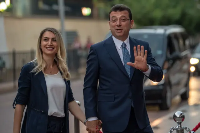 Imamogluun haadha warraa isaa Dilek waliin Istanbul keessatti gaafa Waxabajjii 2019.