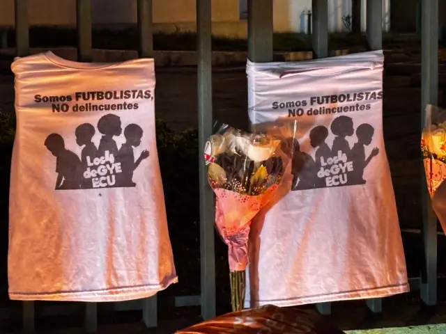 Dos camisetas con el lema "Somos futbolistas, no delincuentes" y un ramo de flores.