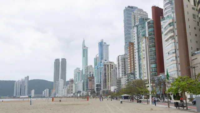 Edifícios à beira da praiavulkanvegas comBalneário Camboriú