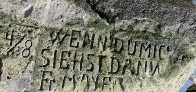 Pahatan di batu, "Bila kamu melihatku, menangislah".