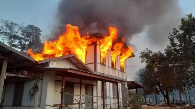 တန့်ဆည်မြို၊ ပေ‌ချောင်ရွာ မီးရှို့ခံရတဲ့မြင်ကွင်း (ပုံဟောင်း)
