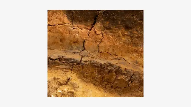 Camadas de argila no sítio arqueológico no leste da Inglaterra