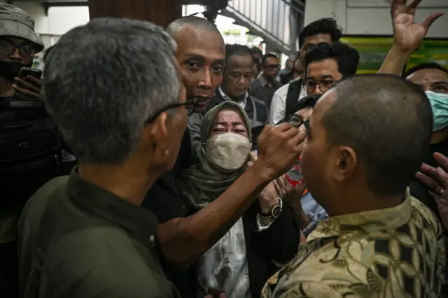 Ibu dari aktivis yang juga Direktur Eksekutif Lokataru Foundation Delpedro Marhaen, Magda Antista (tengah) menangis jelang sidang putusan praperadilan.