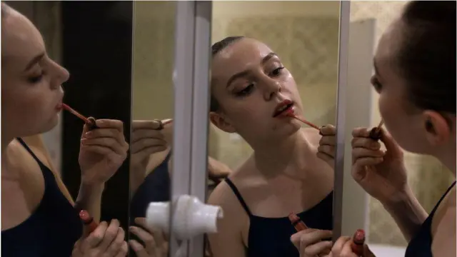 Ballerina tana shafa jan-baki 