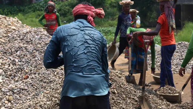 গরমে বাইরে কাজ করেন এমন মানুষের ভোগান্তি বেশি