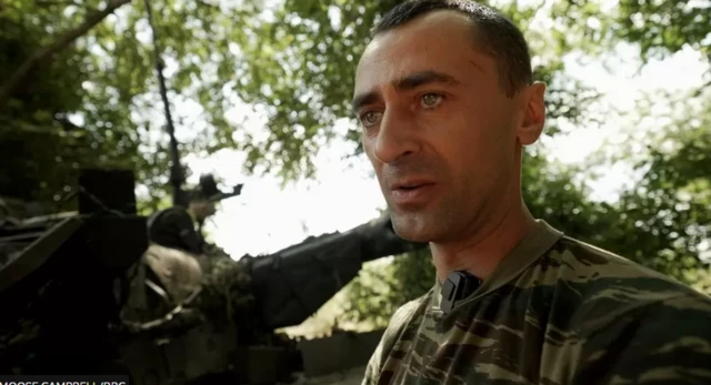 टैंक कमांडर मक्सीम कहते हैं आम तौर पर हमारे रोलर्स चार विस्फोट तक सह सकते हैं, लेकिन इस बार रूसियों ने कई विस्फोटकों की परत बिछायी है.