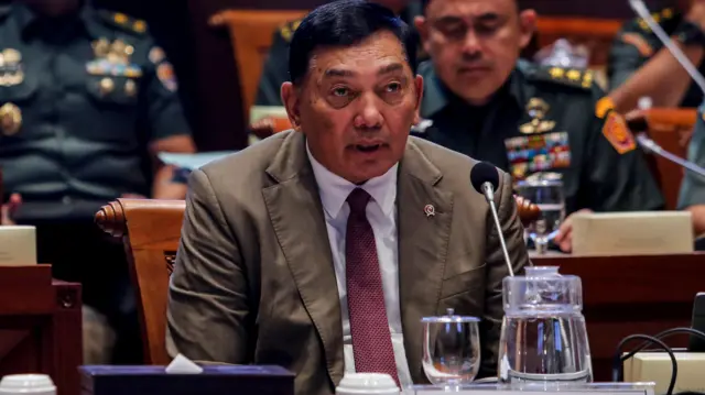 Menteri Pertahanan Sjafrie Sjamsoeddin bersiap mengikuti rapat kerja dengan Komisi I DPR di Kompleks Parlemen, Senayan, Jakarta, Senin (24/11/2025). 