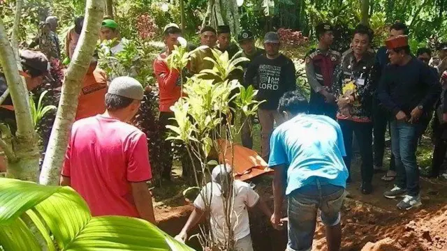 Pembongkaran makam siswa SD di Wonosobo yang diduga korban bullying, Kamis (9/10/2025).