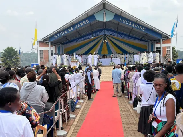 Abantu barimo gusenga i Kibeho, barimo n'abihayimana 