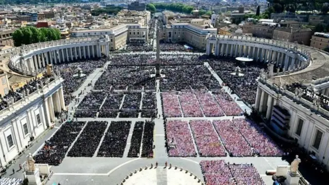 Вид сверху на заполненную площадь Святого Петра.