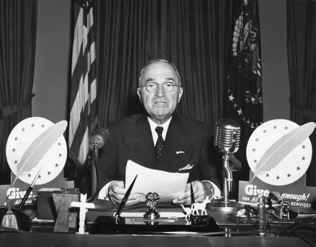 Harry S. Truman en una alocución presidencial desde el Despacho Oval