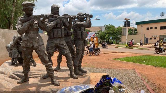 Estátua das tropas russasfightclubcasinoBangui, República Centro-Africana, com flores a seus pés