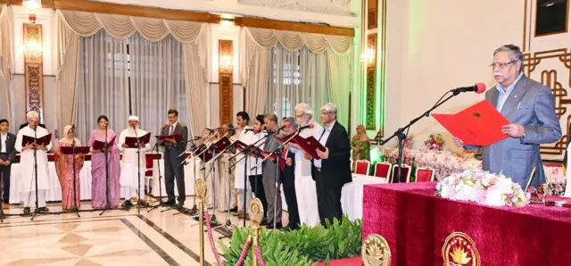 নতুন অন্তর্বর্তীকালীন সরকারের উপদেষ্টাদের শপথ