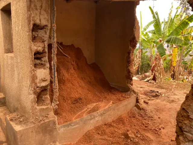 Bivugwa ko yari yaracukuye umwobo ashyiramo abo yishe ibitaka avanyemo akabishyira ku ruhande